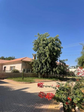 بيت عطلات من خمس غرف وباحة